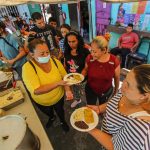 Migrantes reciben comida en el albergue "La roca de la Salvación", el 11 de julio de 2022, en Tijuana, Baja California (México). EFE/Joebeth Terriquez