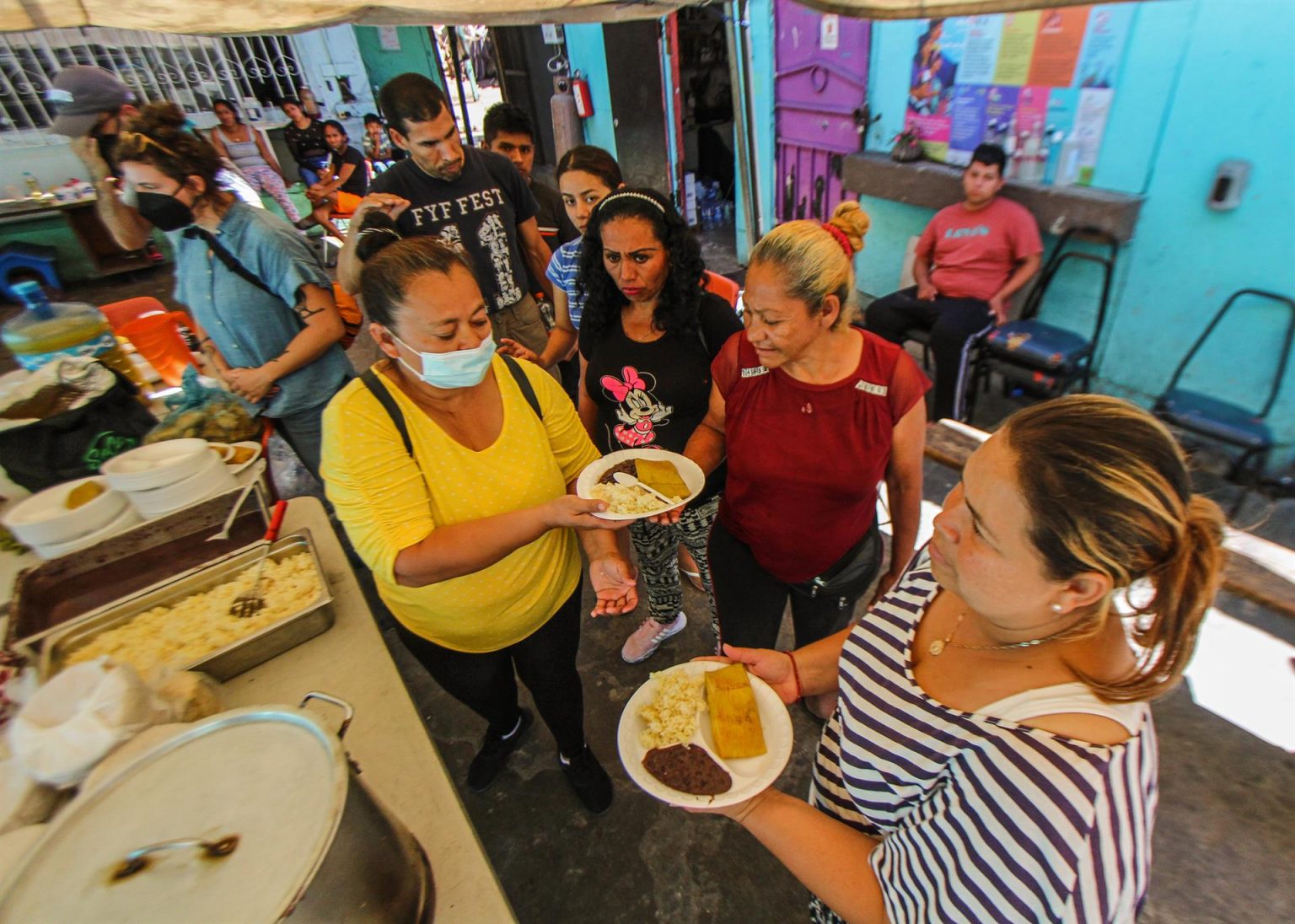 Migrantes reciben comida en el albergue "La roca de la Salvación", el 11 de julio de 2022, en Tijuana, Baja California (México). EFE/Joebeth Terriquez