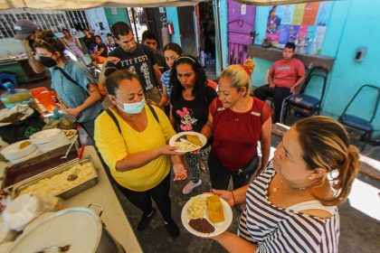 Migrantes reciben comida en el albergue "La roca de la Salvación", el 11 de julio de 2022, en Tijuana, Baja California (México). EFE/Joebeth Terriquez