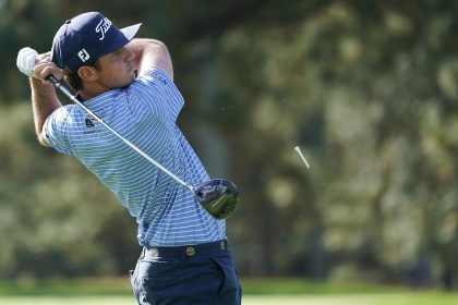 Fotografía de archivo en la que se registró al golfista estadounidense J.T. Poston, quien acumula 15 golpes bajo par al final de la segunda ronda y lidera el torneo John Deere Classic. EFE/Tannen Maury