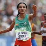 La etíope Letesenbet Gidey fue registra este sábado al cruzar la meta y ganar la prueba femenina de los 10.000 metros de los Campeonatos Mundiales de Atletismo, en el estadio Hayward Field, en Eugene (Oregon, EE.UU.). EFE/Alberto Estévez