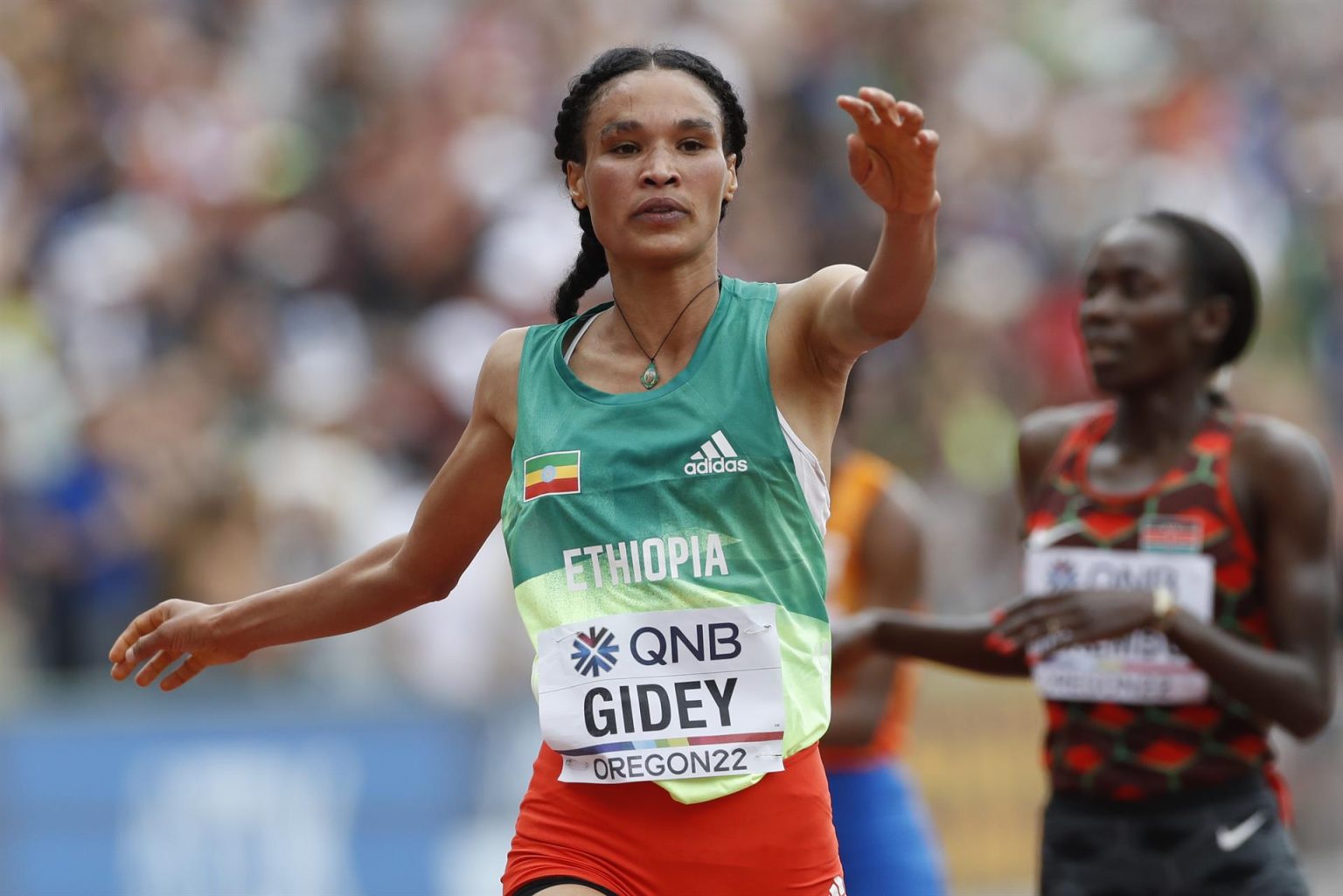 La etíope Letesenbet Gidey fue registra este sábado al cruzar la meta y ganar la prueba femenina de los 10.000 metros de los Campeonatos Mundiales de Atletismo, en el estadio Hayward Field, en Eugene (Oregon, EE.UU.). EFE/Alberto Estévez