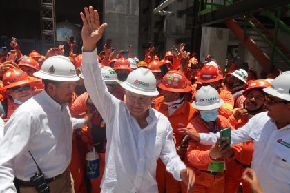 Fotografía cedida hoy por la presidencia de México del mandatario mexicano, Andrés Manuel López Obrador, donde se observa con trabajadores petroleros en la Refinería Dos Bocas, en el municipio de Paraíso en Tabasco (México). EFE/Presidencia de México/SOLO USO EDITORIAL/SOLO DISPONIBLE PARA ILUSTRAR LA NOTICIA QUE ACOMPAÑA(CRÉDITO OBLIGATORIO)