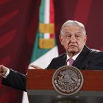 El presidente de México, Andrés Manuel López Obrador, habla hoy durante una rueda de prensa en el Palacio Nacional, en Ciudad de México (México). EFE/ José Méndez
