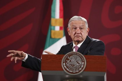 El presidente de México, Andrés Manuel López Obrador, habla hoy durante una rueda de prensa en el Palacio Nacional, en Ciudad de México (México). EFE/ José Méndez