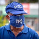 Una persona viste un tapabocas que dice "TPS Trabajadores Esenciales" imagen de archivo. EFE/ Giorgio Viera