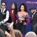 Los familiares de la artista Selena Quintanilla Chris Pérez (i), viudo de Selena y los hermanos Suzette (2-i) y Abraham Isaac Quintanilla (d) posan con la figura de cera de Selena. EFE/IVÁN MEJÍA