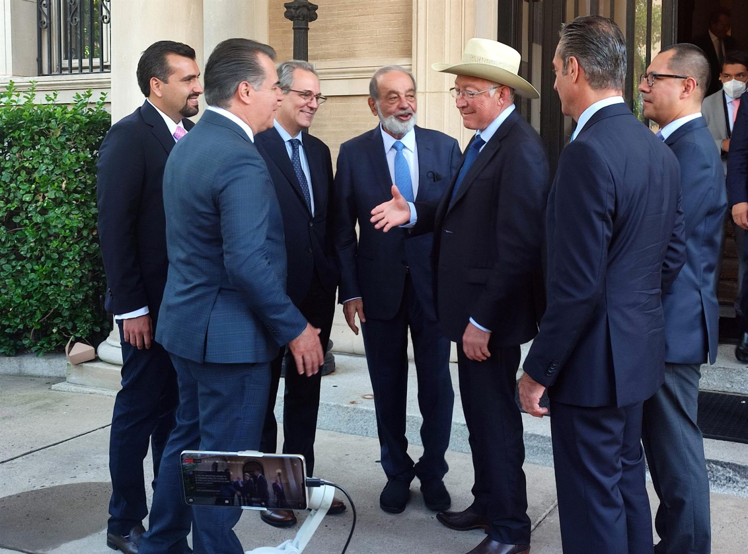 El embajador estadounidense en México, Ken Salazar (3d), saluda al presidente del Consejo Coordinador Empresarial (CCE) de México, Francisco Cervantes (i), junto al magnate mexicano Carlos Slim (3i), y otros empresarios, hoy, en Washington EE.UU.). EFE/ Eduard Ribas