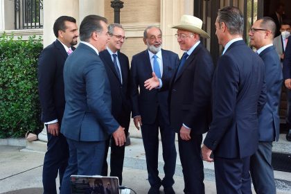 El embajador estadounidense en México, Ken Salazar (3d), saluda al presidente del Consejo Coordinador Empresarial (CCE) de México, Francisco Cervantes (i), junto al magnate mexicano Carlos Slim (3i), y otros empresarios, hoy, en Washington EE.UU.). EFE/ Eduard Ribas