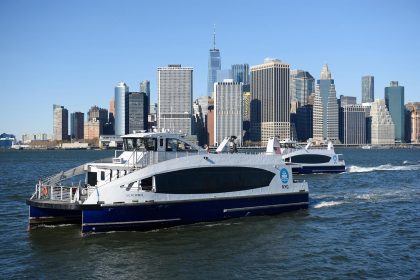 Fotografía cedida por NYC Ferry donde se aprecia un Ferry enfrente de los rascacielos del downtown de Nueva York. EFE/NYC Ferry /SOLO USO EDITORIAL /NO VENTAS /SOLO DISPONIBLE PARA ILUSTRAR LA NOTICIA QUE ACOMPAÑA /CRÉDITO OBLIGATORIO