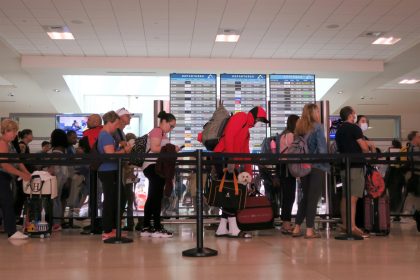 Fotografía de archivo de unas personas que esperan su turno en fila en el Aeropuerto Internacional Luis Muñoz Marín en San Juan, Puerto Rico. EFE/Jorge Muñiz