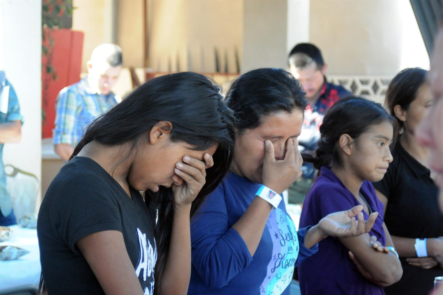 Fotografía de archivo de indocumentadas liberadas por el Servicio de Inmigración y Control de Aduanas (ICE) que lloran al llegar a un refugio en Phoenix, Arizona (Estados Unidos). EFE/Beatriz Limón