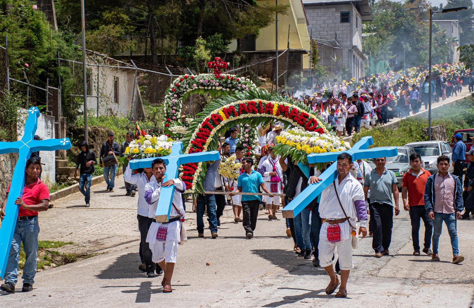 Un ciento de indígenas Tzotziles, caminan en procesión en honor de la Virgen de Santa María Magdalena, hoy municipio de Aldama, estado de Chiapas (México). EFE/Carlos López
