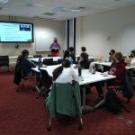 Fotografía cedida hoy por Carlos Jiménez donde aparece la profesora de la Universidad de Denver (DU), Lina Reznicek-Parrado, mientras imparte una clase del proyecto piloto "Voces Ocultas" del Centro de Innovación en Artes Liberales y Creativas (CILCA) en Denver (EE.UU). EFE/Álbum Carlos Jiménez /SOLO USO EDITORIAL /NO VENTAS /SOLO DISPONIBLE PARA ILUSTRAR LA NOTICIA QUE ACOMPAÑA /CRÉDITO OBLIGATORIO