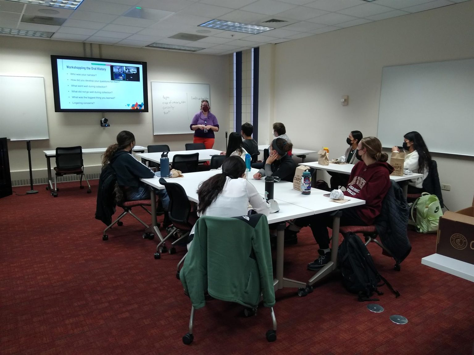 Fotografía cedida hoy por Carlos Jiménez donde aparece la profesora de la Universidad de Denver (DU), Lina Reznicek-Parrado, mientras imparte una clase del proyecto piloto "Voces Ocultas" del Centro de Innovación en Artes Liberales y Creativas (CILCA) en Denver (EE.UU). EFE/Álbum Carlos Jiménez /SOLO USO EDITORIAL /NO VENTAS /SOLO DISPONIBLE PARA ILUSTRAR LA NOTICIA QUE ACOMPAÑA /CRÉDITO OBLIGATORIO