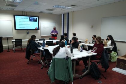 Fotografía cedida hoy por Carlos Jiménez donde aparece la profesora de la Universidad de Denver (DU), Lina Reznicek-Parrado, mientras imparte una clase del proyecto piloto "Voces Ocultas" del Centro de Innovación en Artes Liberales y Creativas (CILCA) en Denver (EE.UU). EFE/Álbum Carlos Jiménez /SOLO USO EDITORIAL /NO VENTAS /SOLO DISPONIBLE PARA ILUSTRAR LA NOTICIA QUE ACOMPAÑA /CRÉDITO OBLIGATORIO