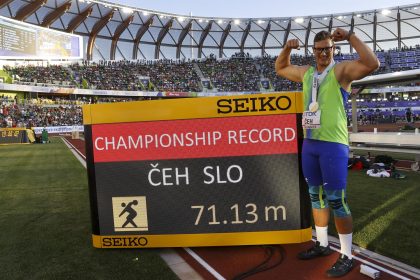 El medallista de oro Kristjan Ceh de Eslovenia celebra después de ganar la final de lanzamiento de disco masculino en el Campeonato Mundial de Atletismo Oregon22 en Hayward Field en Eugene, Oregon, EE. UU. EFE/EPA/Robert Ghement