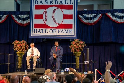 El dominicano David Ortiz (d), tres veces campeón de Grandes Ligas con los Medias Rojas de Boston, habla junto al director de comunicaciones del Salón de la Fama, Craig Mulder (i), durante un evento para festejar su entrada a dicho salón, hoy, en el Clark Sports Center, en Cooperstown, Nueva York (Estados Unidos). EFE/Ángel Colmenares