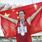Bin Feng de China celebra tras ganar el primer lugar en la final de lanzamiento de disco femenino, durante el Campeonato Mundial de Atletismo Oregon, en Hayward Field, Estados Unidos. EFE/EPA/Robert Ghement