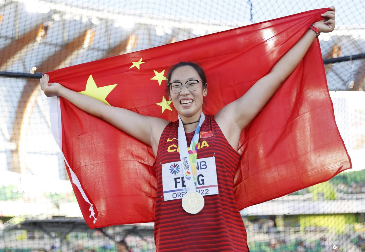 Bin Feng de China celebra tras ganar el primer lugar en la final de lanzamiento de disco femenino, durante el Campeonato Mundial de Atletismo Oregon, en Hayward Field, Estados Unidos. EFE/EPA/Robert Ghement