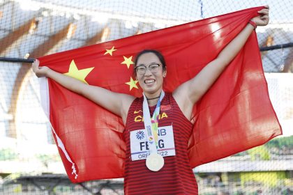 Bin Feng de China celebra tras ganar el primer lugar en la final de lanzamiento de disco femenino, durante el Campeonato Mundial de Atletismo Oregon, en Hayward Field, Estados Unidos. EFE/EPA/Robert Ghement