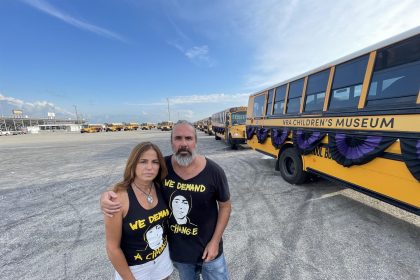 Fotografía cedida hoy por el "Museo de los Niños de la Asociación Nacional del Rifle" (NRA) donde aparecen Manuel y Patricia Oliver, padres de Joaquín Oliver, una de las 17 personas que murieron tiroteadas en 2018 en una escuela secundaria de Parkland (Florida). EFE/NRA Children's Museum /SOLO USO EDITORIAL /NO VENTAS /SOLO DISPONIBLE PARA ILUSTRAR LA NOTICIA QUE ACOMPAÑA /CRÉDITO OBLIGATORIO