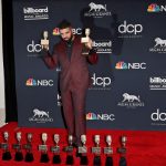 Fotografía de archivo de Drake, quien posa con sus premios en la sala de prensa durante la ceremonia de entrega de los premios Billboard Music Awards, en Las Vegas, Nevada (Estados Unidos). EFE/ Nina Prommer