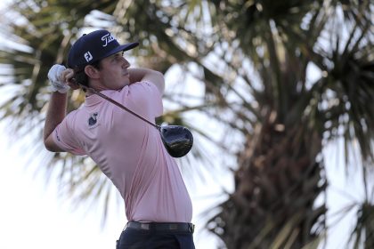 Fotografía de archivo en la que se registró al golfista estadounidense J.T. Poston, quien firmó una tarjeta de 62 golpes (nueve bajo par) y asumió el liderato del torneo John Deere Classic. EFE/Tannen Maury