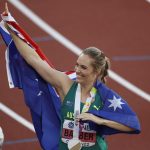 La australiana Kelsey-Lee Barber celebra su medalla de oro en la final de lanzamiento de javalina femenino hoy, en los Campeonatos mundiales de atletismo que se realizan en el estadio Hayward Field en Eugene (EE.UU.). EFE/ Kai Forsterling