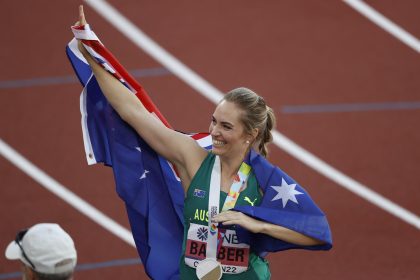 La australiana Kelsey-Lee Barber celebra su medalla de oro en la final de lanzamiento de javalina femenino hoy, en los Campeonatos mundiales de atletismo que se realizan en el estadio Hayward Field en Eugene (EE.UU.). EFE/ Kai Forsterling