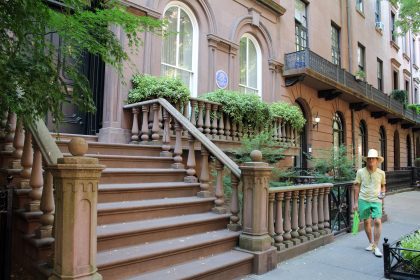 Un hombre camina frente a la fachada de una casa supuestamente embrujada donde vivió Emma Lazarus, la poeta creadora del poema que luce bajo la Estatua de la Libertad, el 20 de julio de 2022, en Nueva York (EE.UU.). EFE/Jorge Fuentelsaz