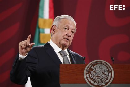 El presidente de México, Andrés Manuel López Obrador, habla hoy durante una rueda de prensa en el Palacio Nacional, en Ciudad de México (México). EFE/ José Méndez