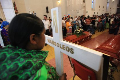 Ciudadanos participan en una misa en honor a los dos sacerdotes jesuitas asesinados en la iglesia San Francisco Javier de la comunidad de Cerocahui, municipio de Urique, estado de Chihuahua (México). Imagen de archivo. EFE/Luis Torres