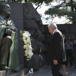 El presidente de México, Andrés Manuel López Obrador (d), asiste a una ceremonia para rendir honores a los Monumentos Franklin D. Roosevelt (i) y Martin Luther King, hoy, durante la visita de trabajo que adelanta en Estados Unidos, en la Explanada Nacional en Washington DC (EE.UU.). EFE/ Lenin Nolly