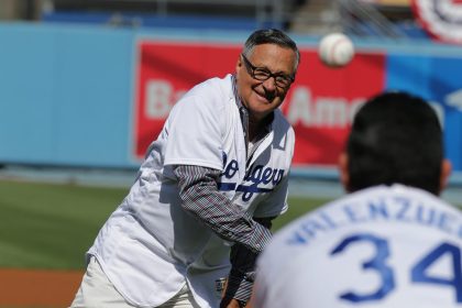 Foto de archivo de la voz en español de los Dodgers, Jaime Jarrin. EFE/MIKE NELSON