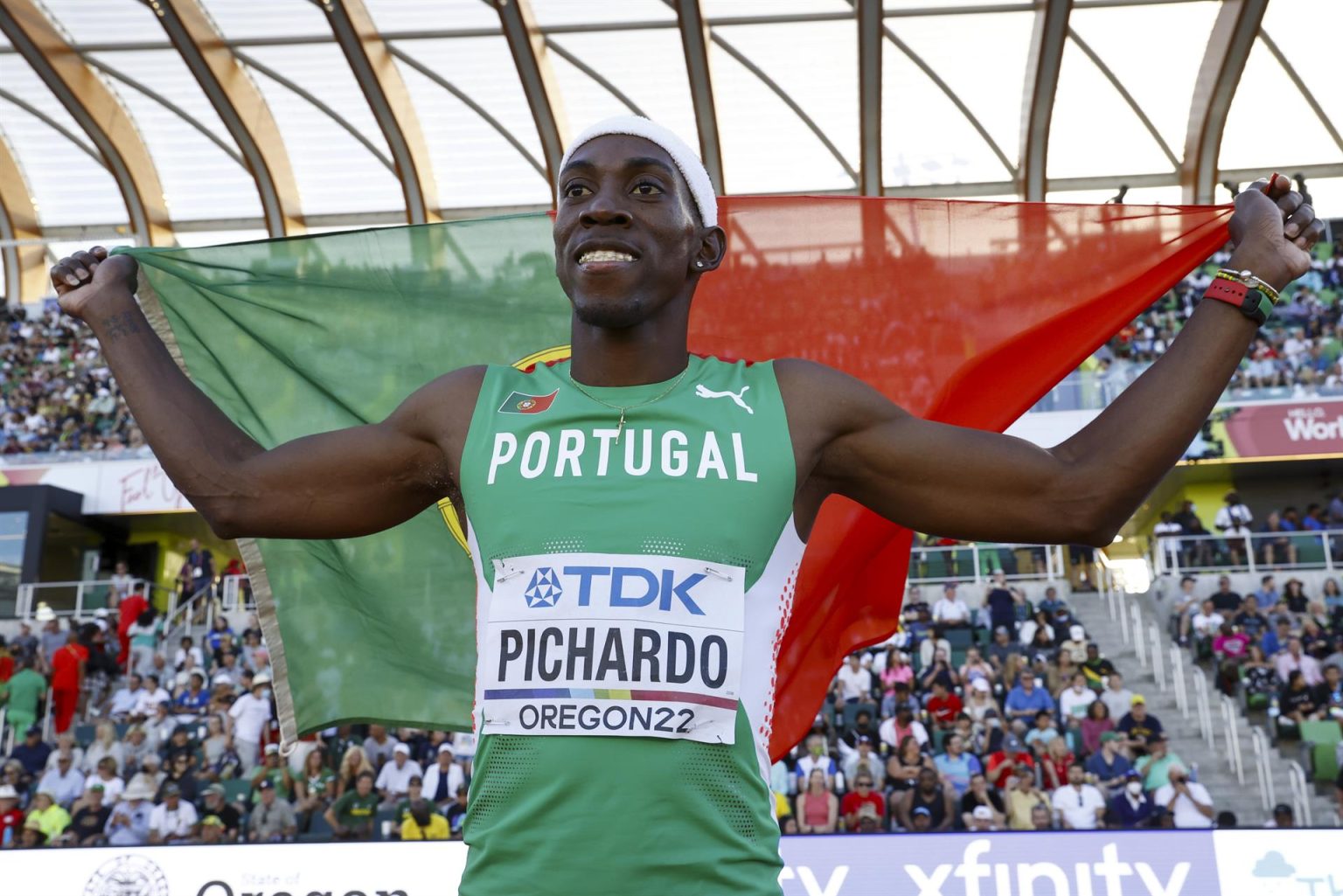 Pedro Pichardo de Portugal celebra tras ganar la final del salto triple en el Campeonato Mundial de Atletismo Oregon22 en Hayward Field en Eugene, Oregón (EE.UU.), este 23 de julio de 2022. EFE/EPA/Robert Ghement