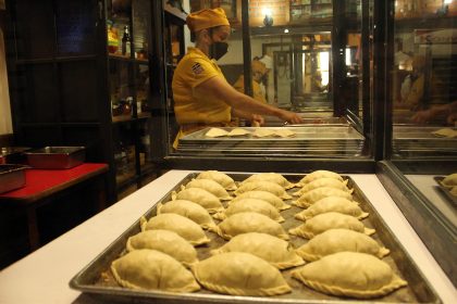 Cocineras preparan pastes el 9 de julio de 2022 en el municipio Real del Monte, estado de Hidalgo (México). EFE/Miguel Victoria