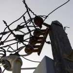 Fotografía donde se aprecia las malas condiciones de un poste eléctrico en una calle del Viejo San Juan. Imagen de archivo. EFE/ Thais Llorca