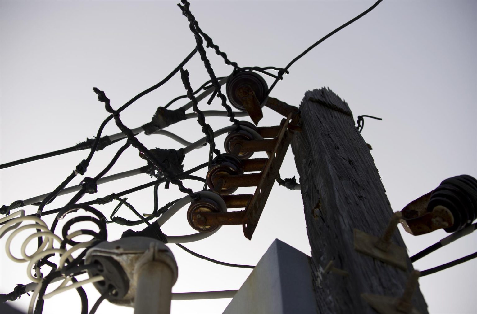Fotografía donde se aprecia las malas condiciones de un poste eléctrico en una calle del Viejo San Juan. Imagen de archivo. EFE/ Thais Llorca