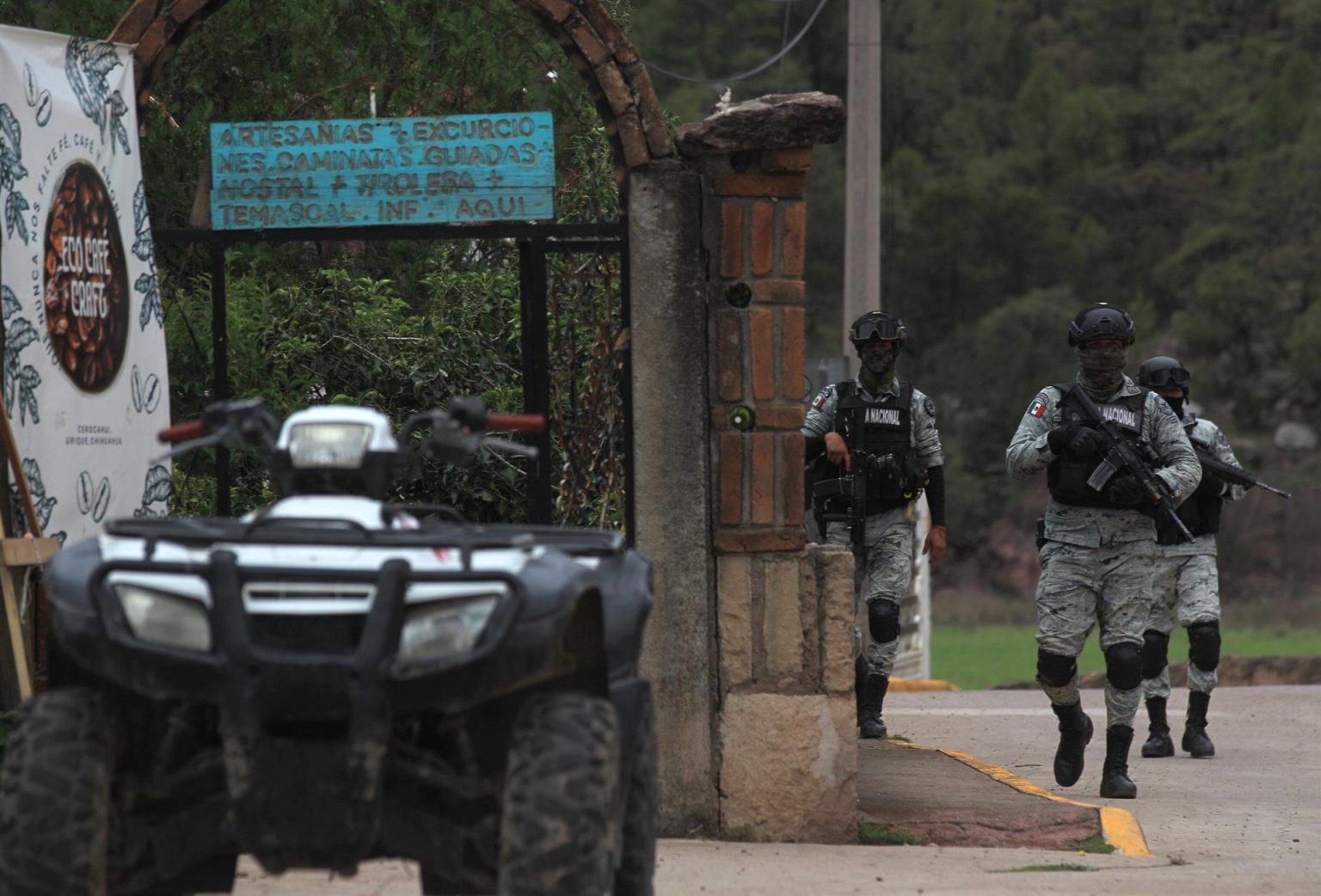 Miembros de la Guardia Nacional (GN) patrullan la zona donde dos sacerdotes jesuitas y un guía turístico fueron asesinados en el poblado de Cerocahui, municipio de Urique, estado de Chihuahua (México). Imagen de archivo. EFE/Luis Torres