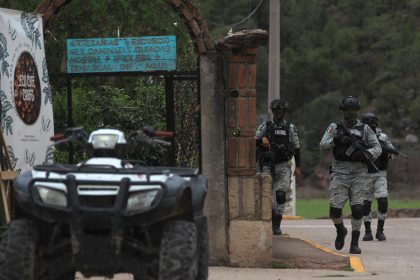 Miembros de la Guardia Nacional (GN) patrullan la zona donde dos sacerdotes jesuitas y un guía turístico fueron asesinados en el poblado de Cerocahui, municipio de Urique, estado de Chihuahua (México). Imagen de archivo. EFE/Luis Torres