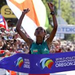 Gotytom Gebreslase de Etiopía celebra mientras cruza la línea de meta para ganar la carrera de maratón de mujeres en el Campeonato Mundial de Atletismo Oregon22 en Eugene. EFE/EPA/Erik S. Lesser