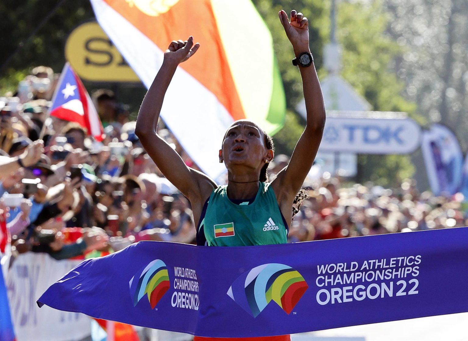 Gotytom Gebreslase de Etiopía celebra mientras cruza la línea de meta para ganar la carrera de maratón de mujeres en el Campeonato Mundial de Atletismo Oregon22 en Eugene. EFE/EPA/Erik S. Lesser