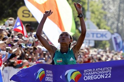 Gotytom Gebreslase de Etiopía celebra mientras cruza la línea de meta para ganar la carrera de maratón de mujeres en el Campeonato Mundial de Atletismo Oregon22 en Eugene. EFE/EPA/Erik S. Lesser