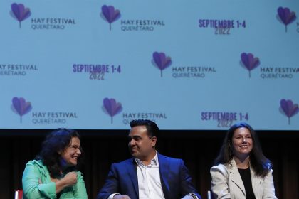 (i-d) La directora internacional del Hay Festival, Cristina Fuentes, el alcalde de Querétaro, Luis Bernardo Nava Guerrero, y la secretaria de turismo del estado de Querétaro, Mariela Morán Ocampo, participan hoy en una rueda de prensa en el Centro Cultural de España en la Ciudad de México (México). EFE/Alex Cruz