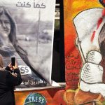 Una mujer toma fotos de un retrato y un mural en memoria de la periodista de Al Yazira Shireen Abu Akleh, que conforman un improvisado altar al que los palestinos acuden a rezar y rendirle homenaje, en Yenín, Cisjordania. Imagen de archivo. EFE/ Sara Gómez Armas