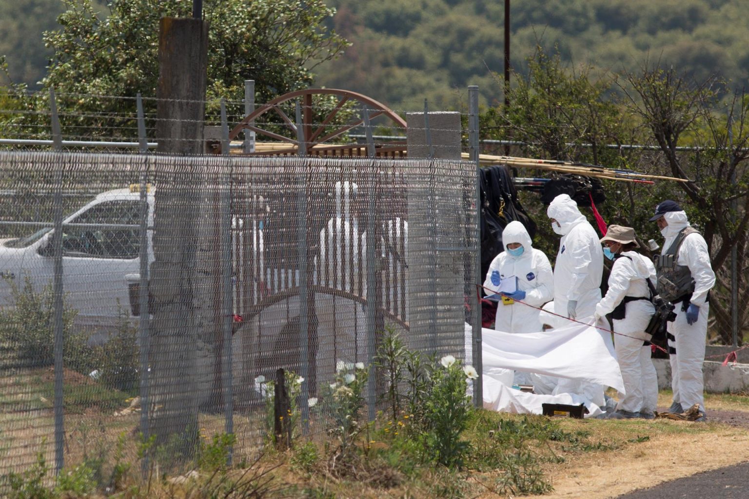 Fotografía de archivo de peritos forenses que trabajan en el área donde se encontraron cuerpos, en Michoacán (México). EFE//Luis Enrique Granados