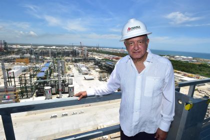 Fotografía cedida hoy por la presidencia de México del mandatario mexicano, Andrés Manuel López Obrador, donde se observa la Refinería Dos Bocas, en el municipio de Paraíso en Tabasco (México). EFE/Presidencia de México/SOLO USO EDITORIAL/SOLO DISPONIBLE PARA ILUSTRAR LA NOTICIA QUE ACOMPAÑA(CRÉDITO OBLIGATORIO)