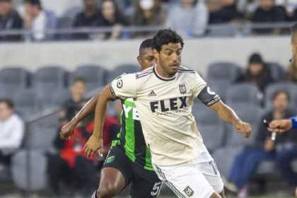 El jugador de Los Angeles Football Club Carlos Vela controla el balón durante un partido. EFE/ Armando Arorizo