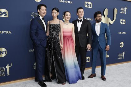 'Squid Game' cast (L-R) Lee Jung-jae, HoYeon Jung, Kim Joo-ryeong, Park Hae-soo, and Anupam Tripathi pose on the red carpet during the 28th Screen Actors Guild Awards at the at the Barker Hangar in Santa Monica, California, USA, 27 February 2022. (Estados Unidos) EFE/EPA/CAROLINE BREHMAN